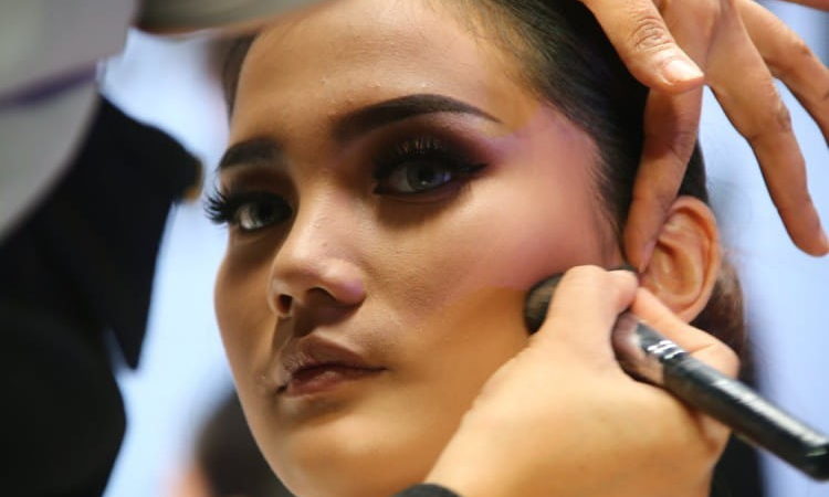 7 Worst Makeup Mistakes That Could Be Giving You Acne 7 Worst Makeup Mistakes That Could Be Giving You Acne